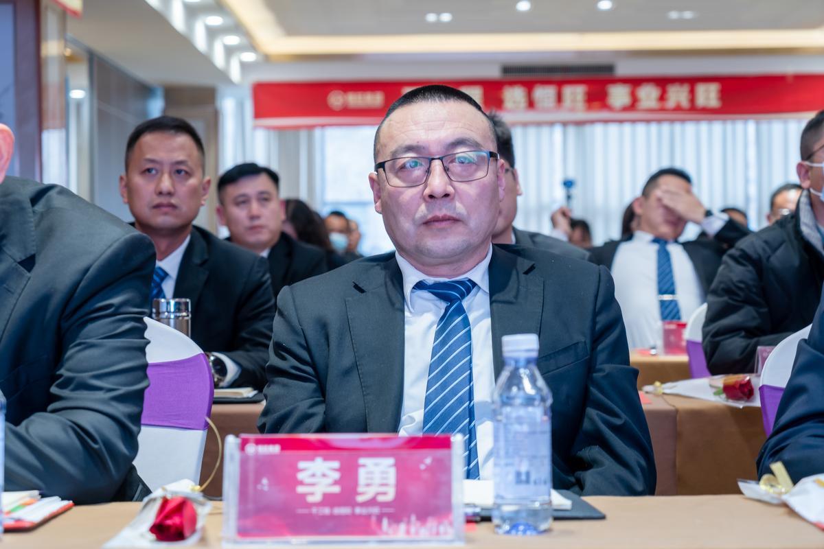 行政(zhèng)管理部(bù)長李勇(yong)