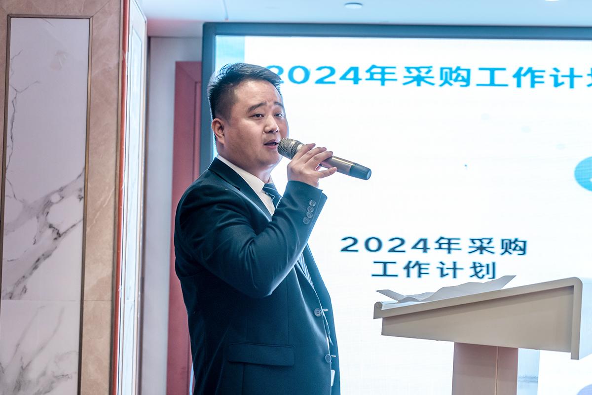 采(cǎi)購倉儲(chǔ)物流部(bu)長劉金(jīn)傑