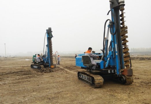 80餘台光伏樁(zhuāng)機設備助力(li)華能20MW光伏電(dian)站工程樁項(xiang)目建設