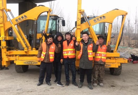 公(gong)路護欄打樁(zhuang)機在黃石高(gāo)速公路藁城(chéng)至石家莊段(duan)工程施工