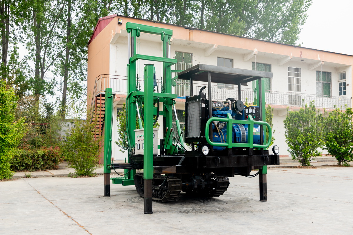 5寸橡(xiang)膠履帶鑽(zuan)機