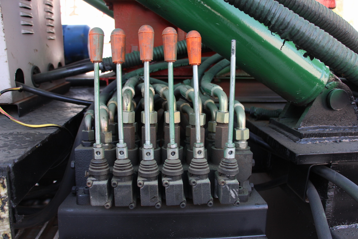 7寸鋼履帶(dai)反循環鑽機