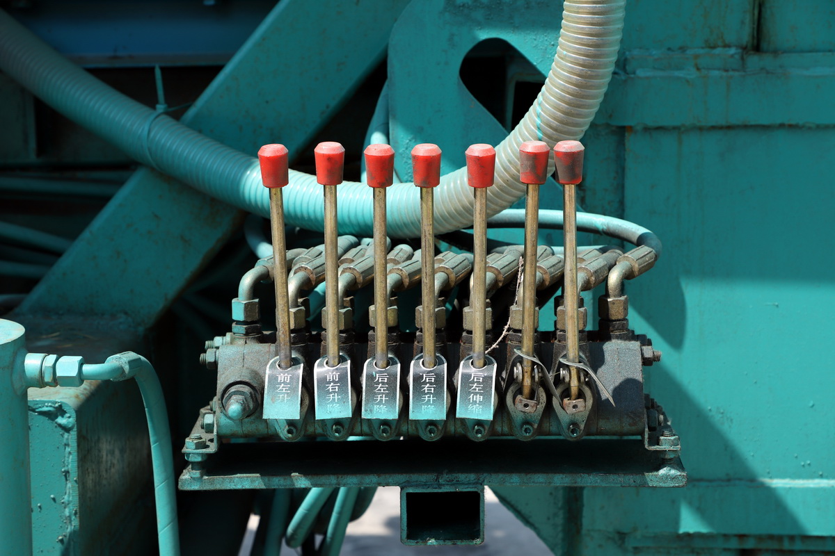 8寸後(hòu)八輪汽車(che)鑽機